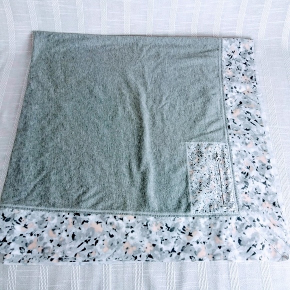 Lululemon Throw Me Over Scarf Heathered Gray w Zip - Picture 5 of 6